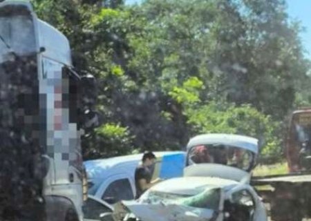 Motorista morre ao bater carro de frente com carreta na rodovia
