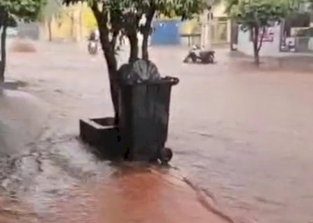 Chuva forte provoca alagamentos e transforma ruas em rios em Maracaju