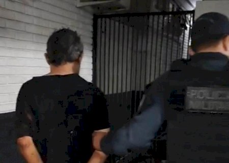 Condutor de caminhonete bate em veículos, foge da polícia e só para com tiros nos pneus