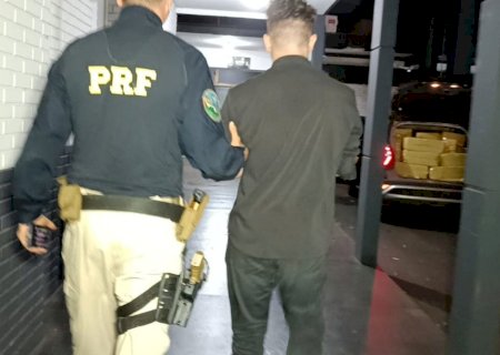Perseguição termina com tiros, apreensão de 1,2 t de maconha e prisão em Dourados