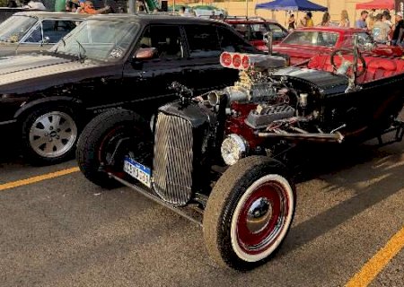 Carros cl&aacute;ssicos e nostalgia marcam Encontro de Rel&iacute;quias na Capital