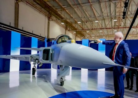 Lula batiza primeiro caça Gripen produzido no Brasil