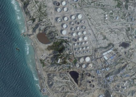Irã incendeia petroleiro gigante perto de Dubai após alertas de Trump