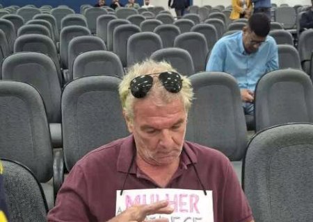 Manifestante com cartaz &ldquo;Mulher obedece a serpente&rdquo; &eacute; retirado da C&acirc;mara