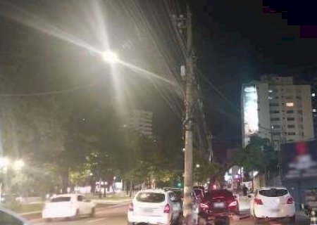 Apesar de vaga sobrando, condutores folgados estacionam na cal&ccedil;ada de avenida