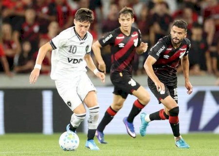 Athletico goleia Botafogo por 4 a 1 e amplia crise no Brasileir&atilde;o