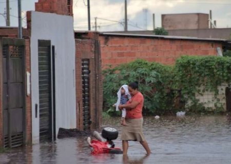 Moradores improvisam obras e v&aacute;lvulas para conter alagamentos em casas