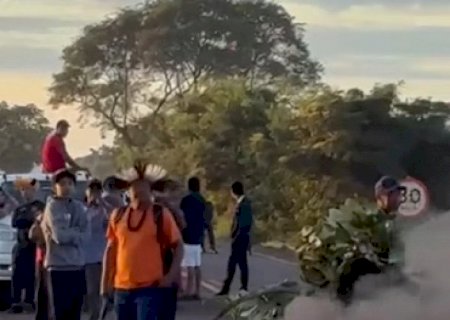 Indígenas bloqueiam rodovia e interditam totalmente tráfego entre Sidrolândia e Dois Irmãos do Buriti