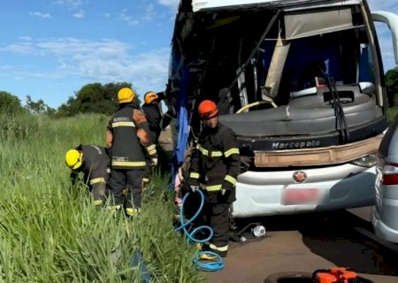 Caminhão bate em ônibus e mata duas passageiras na BR-267; caminhoneiro foi preso