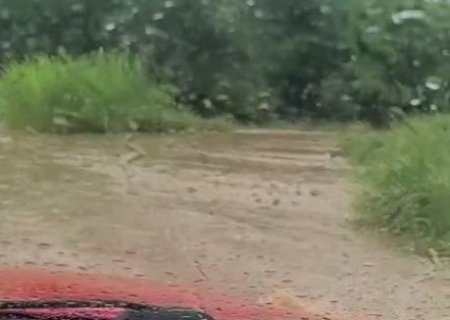 Estrada alagada impede passagem de ambul&acirc;ncia no Pantanal