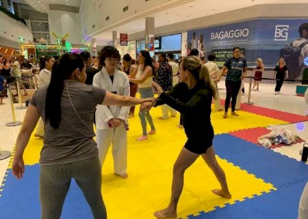 Aula lota com mulheres aprendendo a reagir e fugir em caso de agress&atilde;o