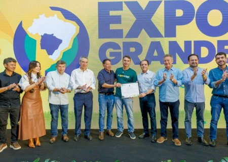 Coronel David entrega Diploma de Ilustre Visitante a Flávio Bolsonaro durante a Expogrande
