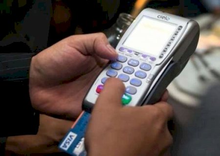 Mulher paga R$ 8 mil em &aacute;gua ap&oacute;s ter cart&atilde;o clonado por ambulante