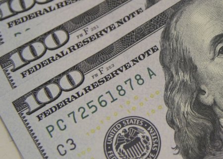 Dólar cai para R$ 5,01, e bolsa renova recorde com ajuda do exterior
