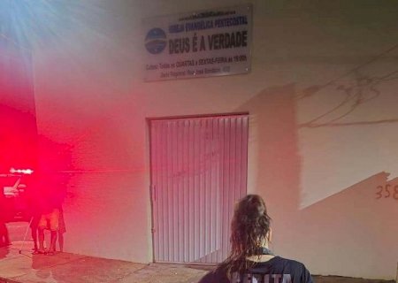 Homem é esfaqueado no pescoço e morre na porta de igreja em Naviraí