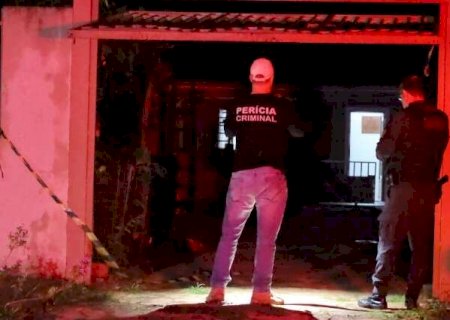 Casa revirada e tufos de cabelo indicam briga antes de tiros