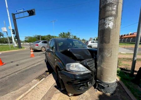 Motorista perde controle da dire&ccedil;&atilde;o e bate em poste em frente ao CMO
