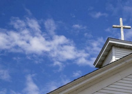 Tiros invadem igreja e fiel é atingido por bala perdida em Costa Rica