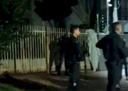 Homem é encontrado morto preso em grade no centro de Dourados