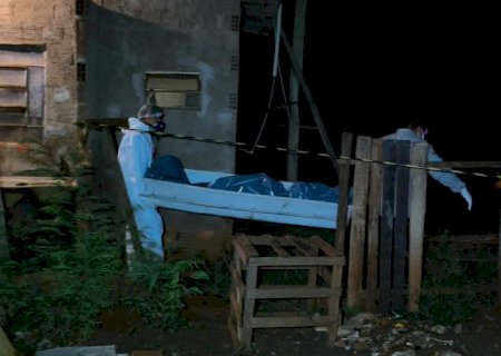 Vista pela última vez no sábado, mulher é encontrada morta dentro de casa