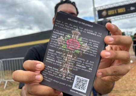 Evang&eacute;licos v&atilde;o &agrave; portaria do show do Guns para orar por f&atilde;s e deixar mensagem