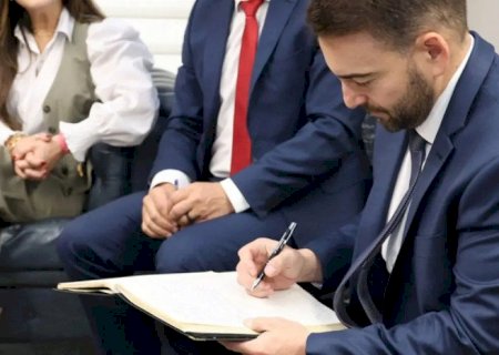 João César Mattogrosso toma posse na Assembleia após recontagem tirar vaga de Neno