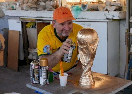 Artesão do RJ faz troféus da Copa e espera que o Brasil fature o hexa