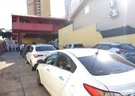 Alta procura esgota doses e drive-thru da vacina encerra atendimento mais cedo