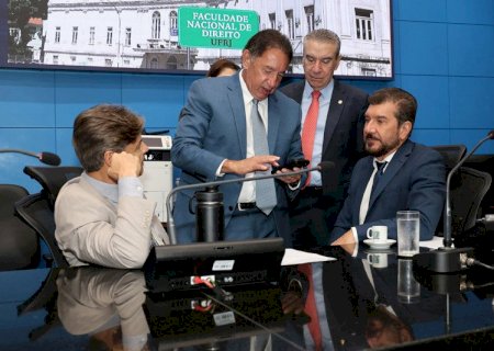 Deputados aprovam cadastro público de condenados por crimes sexuais e projeto de saúde mental nas escolas