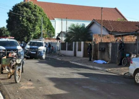 Dupla em motocicleta executa homem com tr&ecirc;s tiros em frente a resid&ecirc;ncia