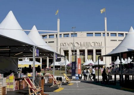 Feriado em SP tem programação gratuita em feira do livro no Pacaembu