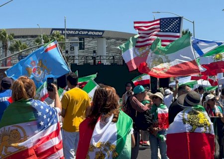 Iranianos protestam antes da estreia na Copa do Mundo e levam bandeira proibida ao estádio