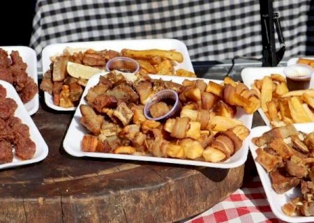 Domingo tem TorresmoFest, Samba Maria Navalha e Feira Borogod&oacute;