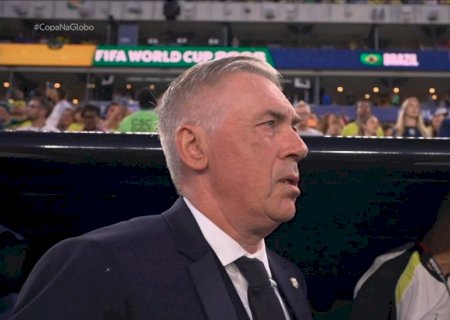 Ancelotti canta o hino do Brasil antes de jogo da Seleção contra o Haiti