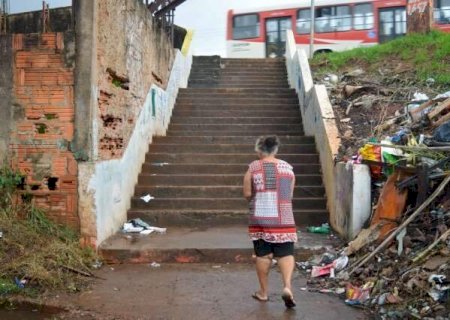 Moradores precisam dividir escadaria com lixo, lama e medo de queda no Guanandi