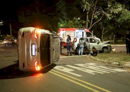 Jeep capota ao avan&ccedil;ar preferencial e ser atingido por Fiat Uno em cruzamento