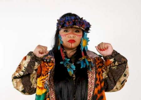 MC Anarand&aacute; leva rap ind&iacute;gena e ancestralidade para show intimista