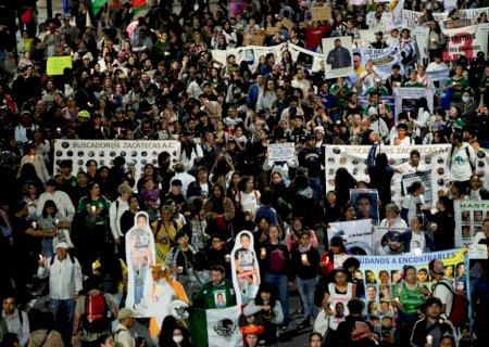 Manifestantes marcham em direção ao estádio Azteca horas antes da abertura da Copa