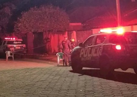 Jovem &eacute; assassinado com ao menos quatro tiros em frente de casa