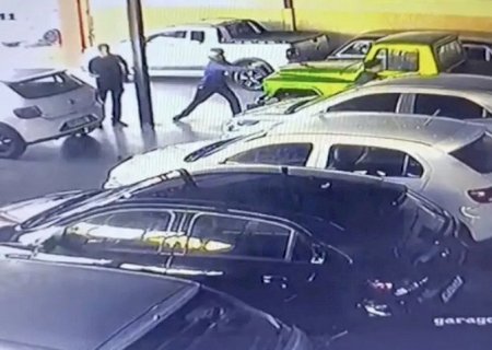 Jovem de 20 anos é executado a tiros em garagem de veículos e criminosos fogem de moto