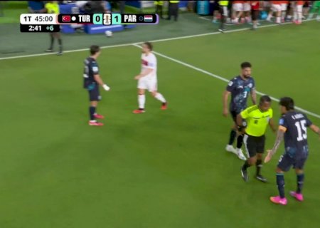 Jogador do Paraguai é expulso na Copa do Mundo pela "Lei Vini Jr."
