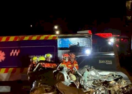 Colis&atilde;o com caminh&atilde;o mata duas pessoas e fecha BR-163
