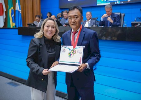 Lia Nogueira (PSDB) homenageia voluntário que transforma vidas por meio do esporte em Dourados