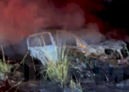 Perseguição termina com carro clonado em chamas e carregado de maconha