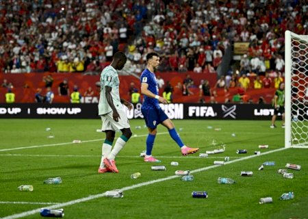 Libertadores? Croatas atiram garrafas no gramado após gol anulado contra Portugal; veja imagens