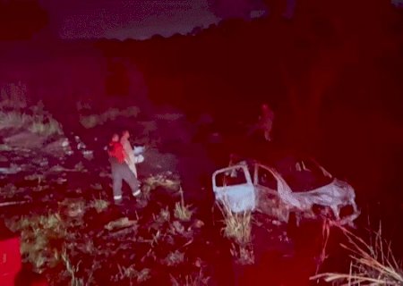 Carro com maconha pega fogo e fica destru&iacute;do &agrave;s margens da rodovia na Capital