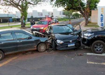 Acidente envolvendo tr&ecirc;s ve&iacute;culos deixa feridos no Vilas Boas