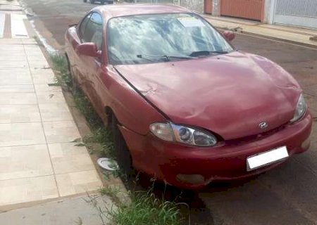 Carro abandonado h&aacute; dias &eacute; notificado e pode ser removido pela prefeitura