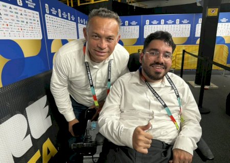 Jornalista em cadeira de rodas brilha na Copa e ganha a atenção de astros: "Há espaço para todos"