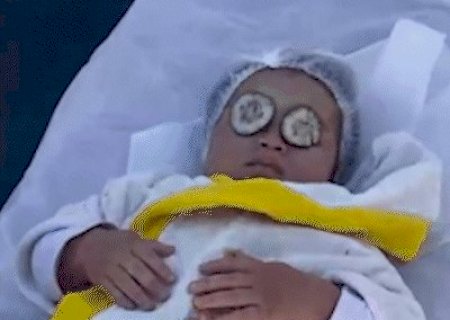 Beb&ecirc;s ganham spa no &uacute;ltimo dia de aula com pepino nos olhos e massagem